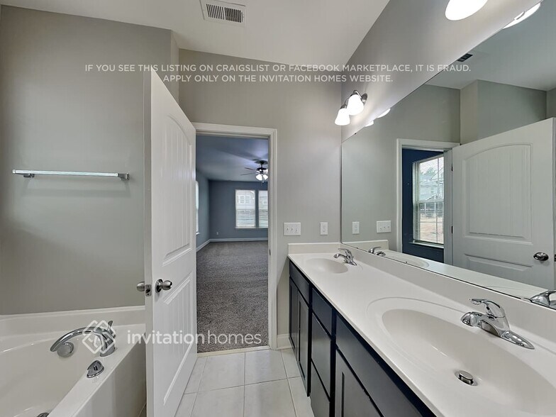 Building Photo - 42 Pearsall Farm Ln