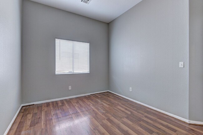 Building Photo - Welcome to this beautifully maintained sin...