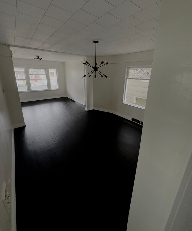 Building Photo - 108 Macamley St