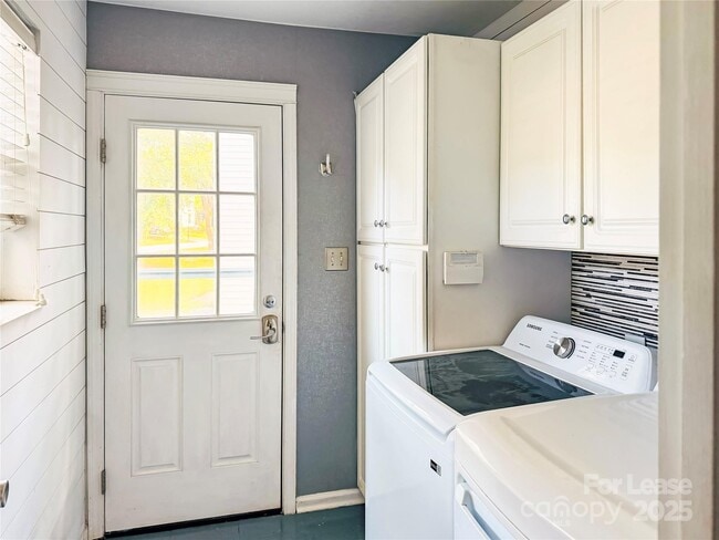 Building Photo - 8509 Golf Ridge Dr