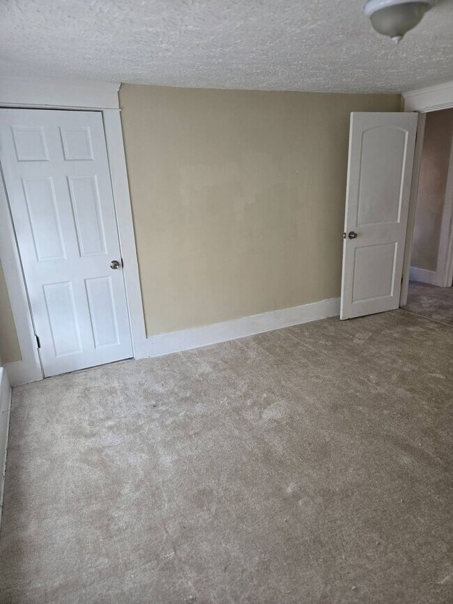 Building Photo - Charming 2-Bedroom Property in Prime Location (Section 8 Vouchers Accepted)