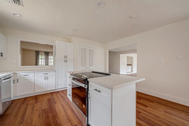 Building Photo - 934 Goldfinch Ave