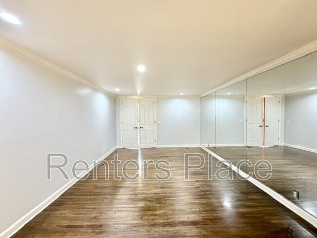 Building Photo - 5325 E 17th St