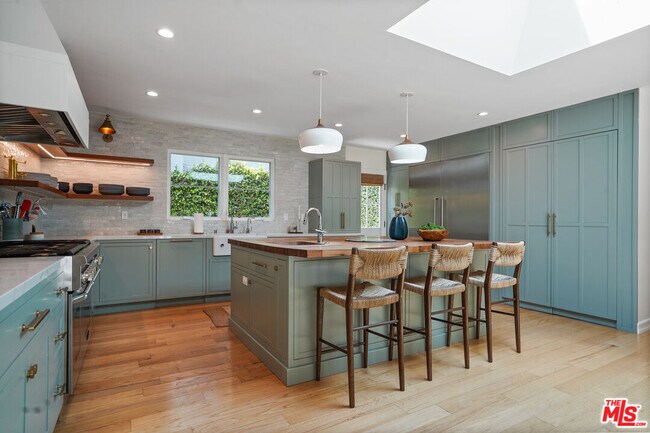 Building Photo - 215 S Medio Dr