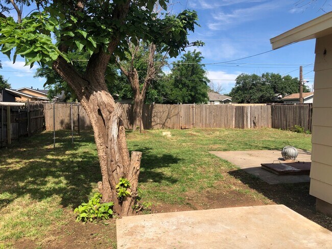 Building Photo - 109 N Uvalde Ave