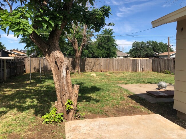 Building Photo - Cute 3 bed 1 bath Home Available June 1st,...