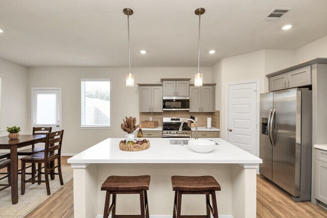 Building Photo - 14967 Eagle Feather Dr