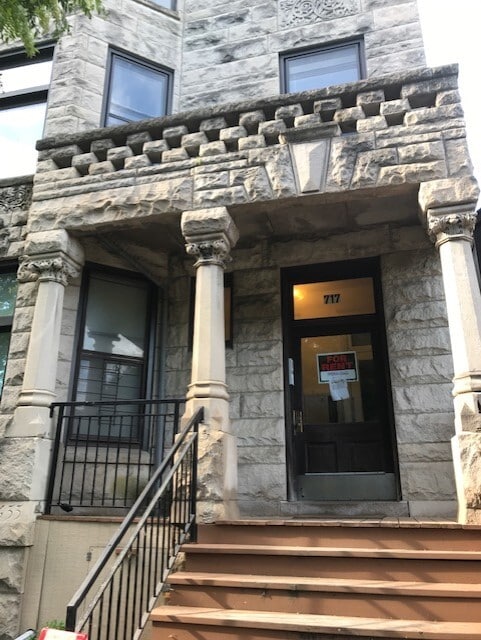 Building Photo - 717 W Roscoe St