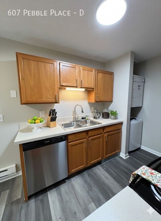 Building Photo - 607 Pebble Pl Dr