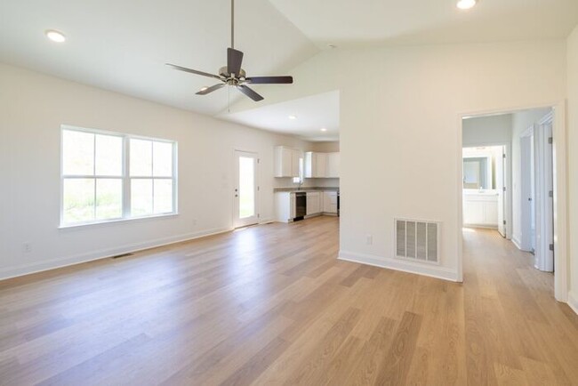 Building Photo - Stunning 4-Bed, 3-Bath Home with 2-Car Garage- ONE MONTH FREE RENT Move-In Special!