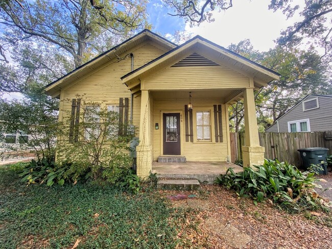 Building Photo - 2-Bed Home with Bonus Room and Spacious Yard