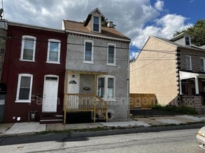 Building Photo - 538 Chester St