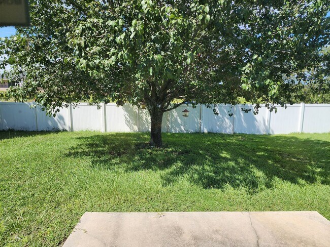 Building Photo - 4 Bedroom 2 Bath Brick and Stucco in desirable Silver Creek