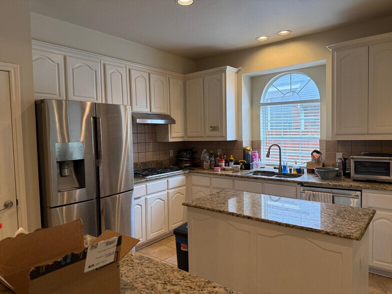 Building Photo - Room in House on Levant Ln