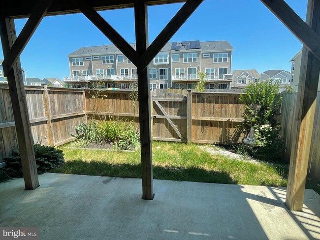 Building Photo - 419 Foxglove Way