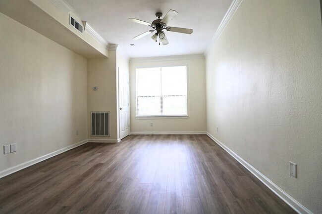 Building Photo - 6611 W Sam Houston Pkwy S