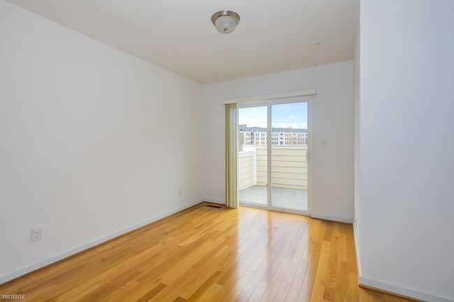 Building Photo - 4 br, 3.5 bath House - 866 Estes St