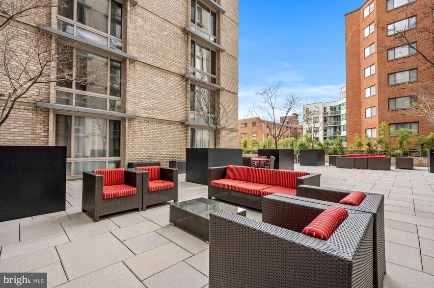 Building Photo - 951 25th St NW