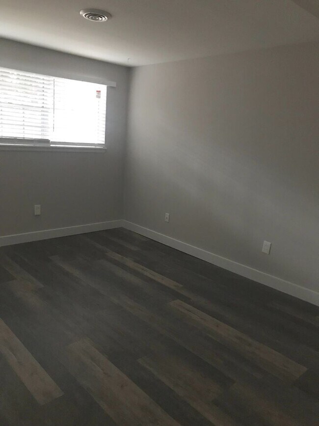 Building Photo - Pet Friendly, Renovated Home in Fox School District