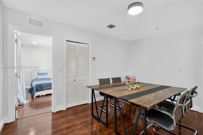 Building Photo - 20424 NE 10th Ct Rd