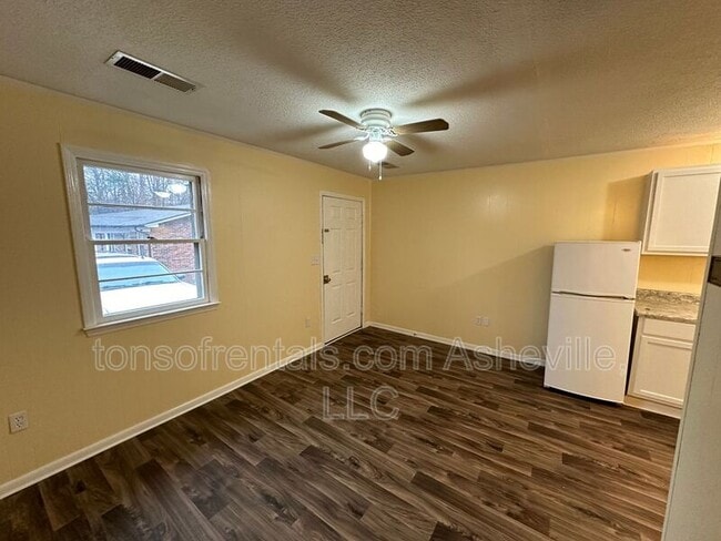 Building Photo - 3126 US-221