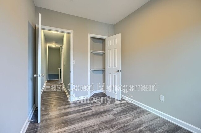 Building Photo - 2408 Llewelyn Ave
