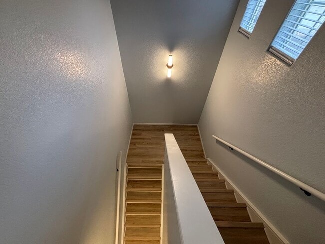 Building Photo - Beautiful Remodeled 3 Bedroom End Unit Tow...