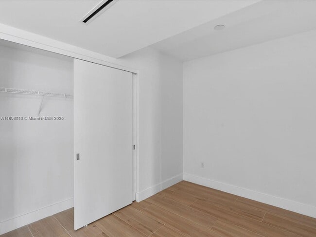 Building Photo - 9901 W Bay Harbor Dr