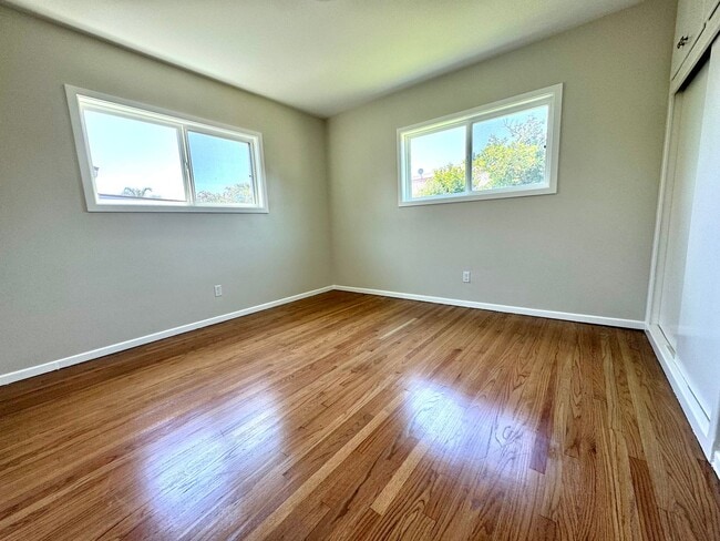 Building Photo - Charming 3 bedroom, 2 bath completely remo...