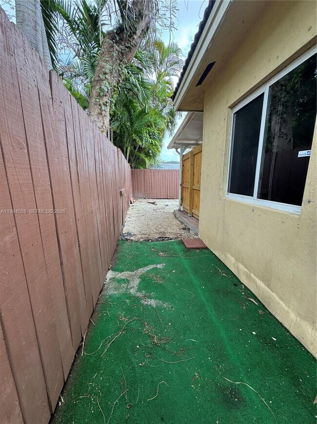 Building Photo - 761 NW 24th Ct