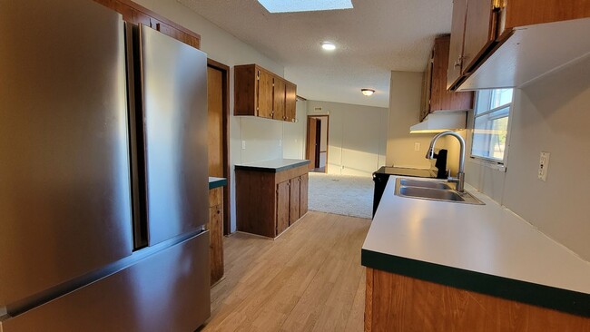 Building Photo - Huge 4 bedroom 2 bath home in a great family neighborhood.