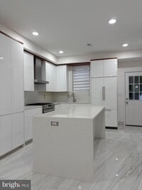 Building Photo - 726 Roxboro Pl NW