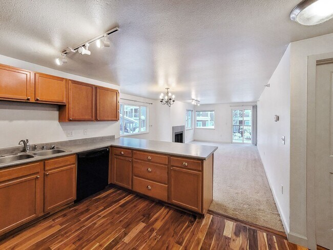 Building Photo - Modern Top-Floor 2BR/2BA Near Downtown Iss...