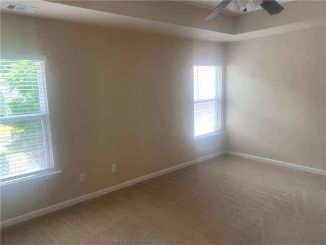 Building Photo - 121 Creekwood Tr
