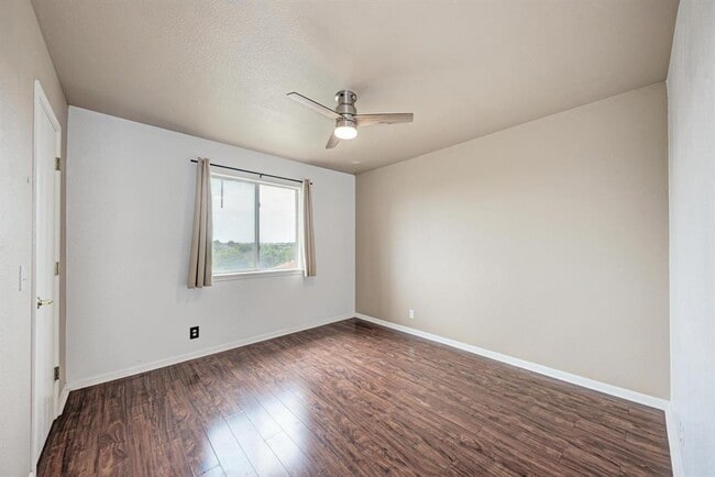 Building Photo - 903 Estate Dr