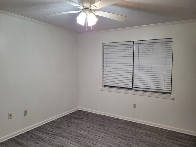 Building Photo - 2 bed / 1 bath apartment