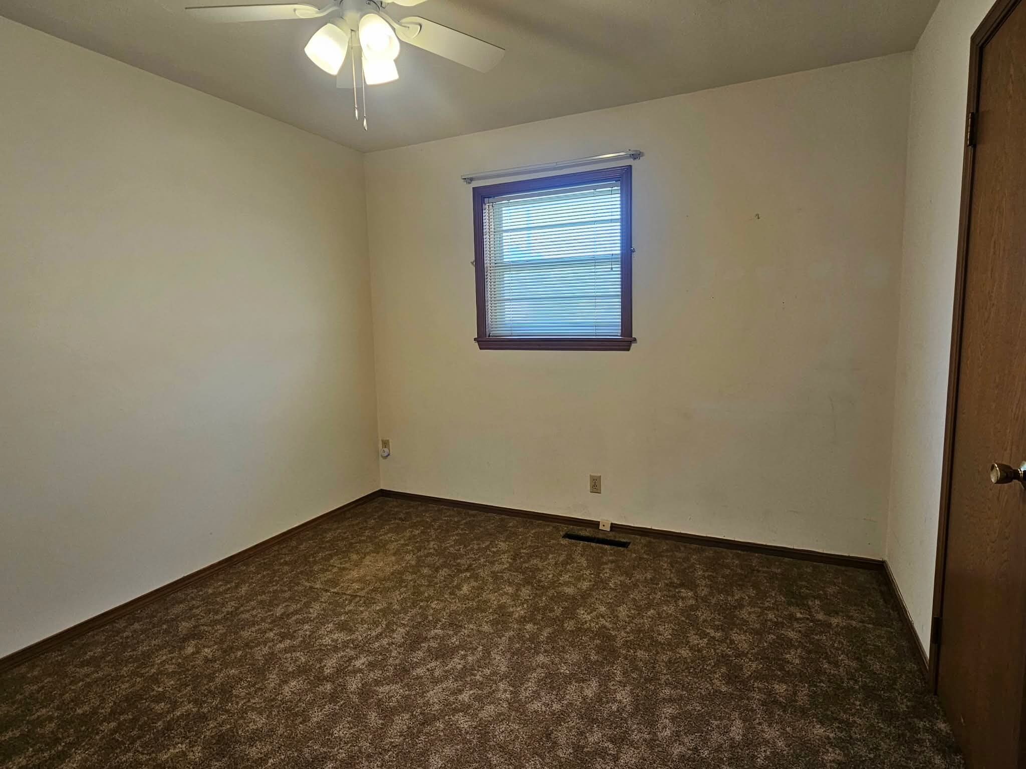 Building Photo - 708 W Hartwood Ave