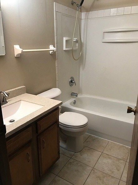 Full bath - 2nd floor - 6030 Sunwood Pl