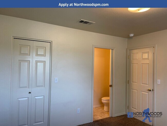 Building Photo - Nice 2 Bedroom 1.5 Bath Duplex