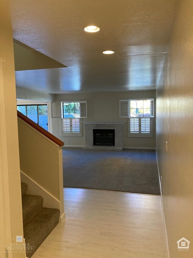 Building Photo - 3 Bedroom, 2.5 Bathroom Townhouse, Located...