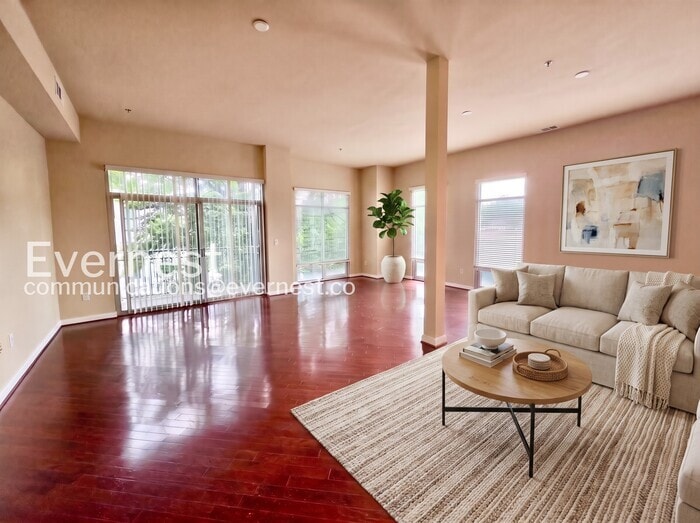 Building Photo - 711 Cosmopolitan Dr NE