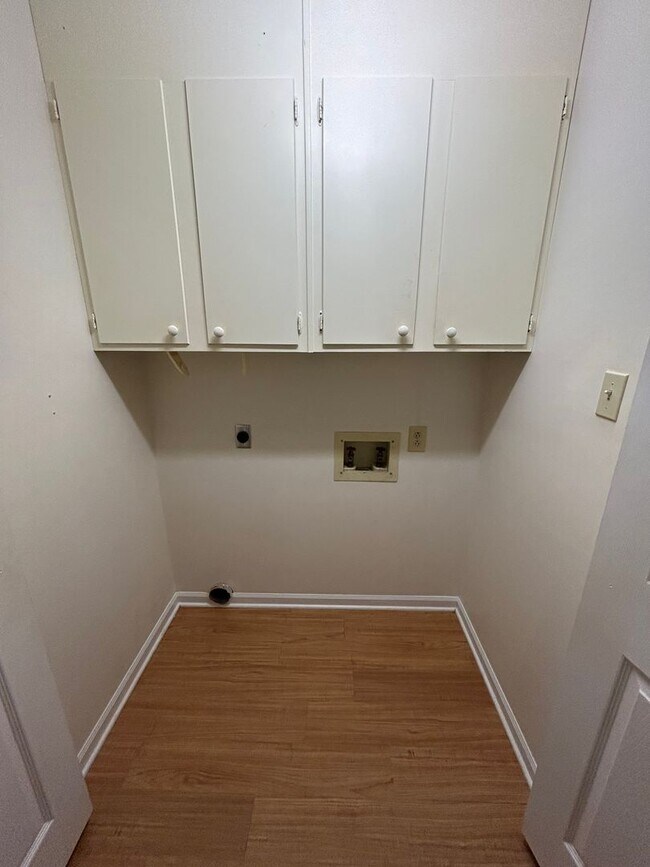 Building Photo - Convenient & Cozy 2BR Townhome Off Hwy 127