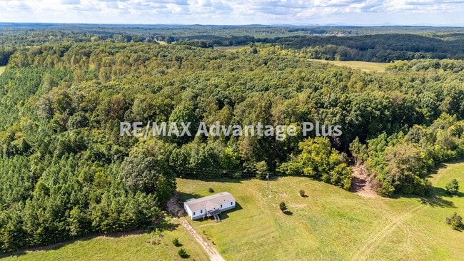 Building Photo - Spacious 4 bedroom home in private setting