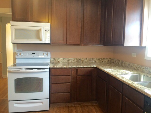 kitchen - 5042 N Mango Ave