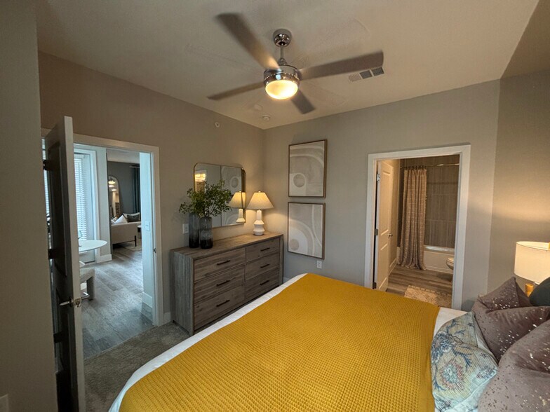 Building Photo - 502 Commercial Lp