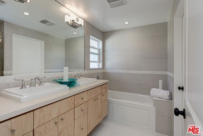 Building Photo - 831 S Curson Ave