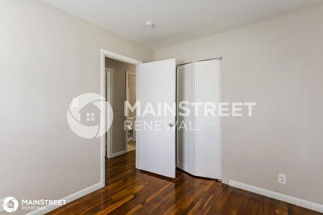 Building Photo - 922 N Harbison Ave