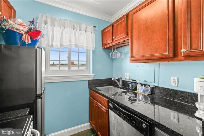 Building Photo - 820 N Washington St