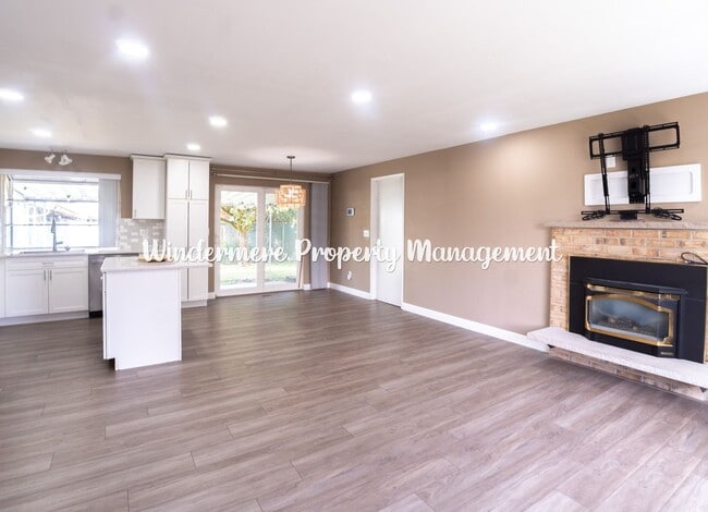 Building Photo - Bright and Charming 3 bed Rambler in Convenient Port Orchard Location