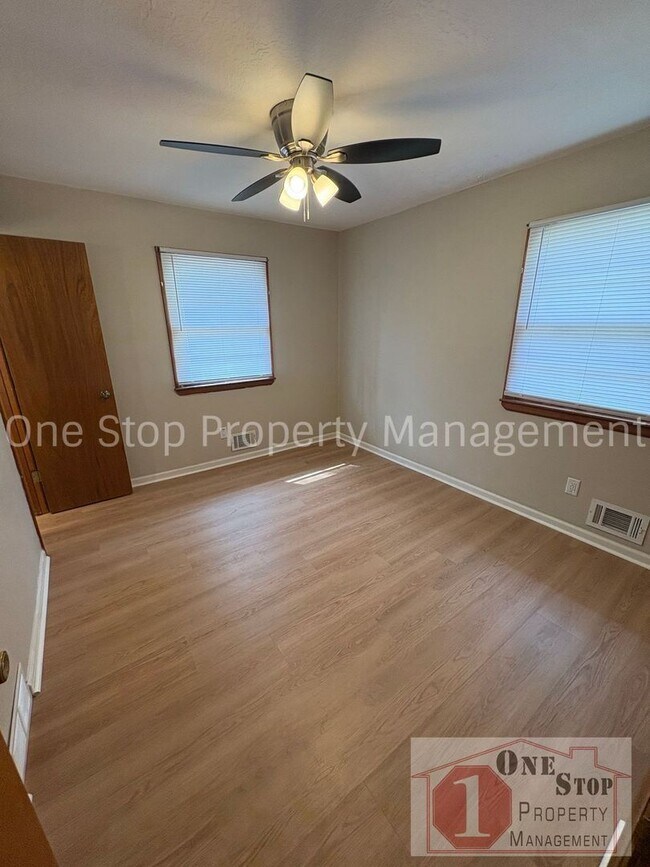 Building Photo - The Perfect 3 bedroom/2 bathroom home in Independence!